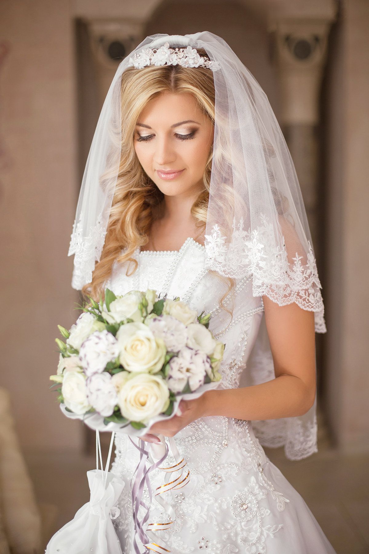 Прическа и платье невесты