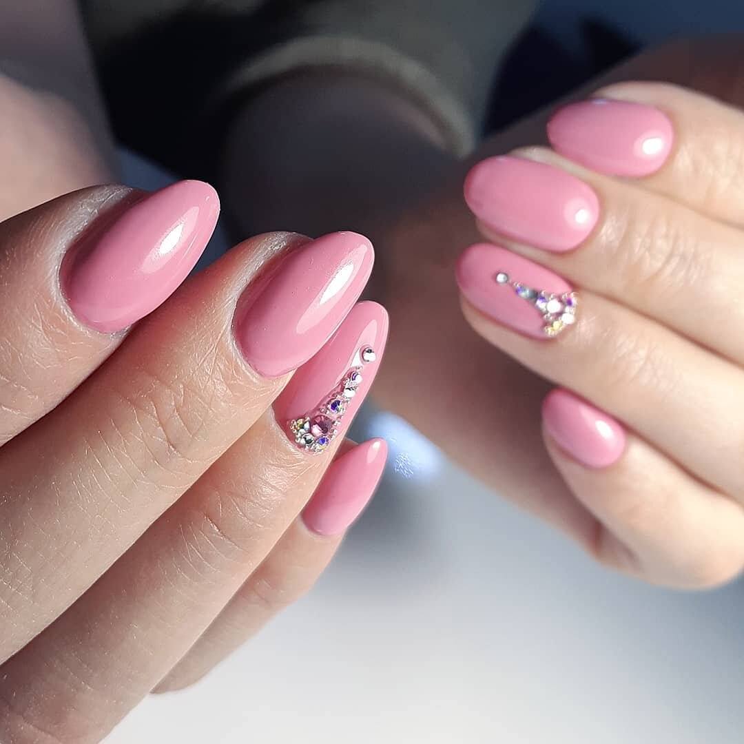 Маникюр овальные ногти дизайн нежный. Розовый маникюр. Розовые ногти. Р̸о̸з̸о̸в̸ы̸й̸ м̸а̸н̸и̸к̸. Розовый маникюр со стстразами.