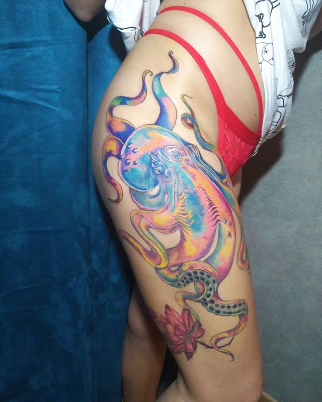 Цветное тату на бедре осьминог для девушек