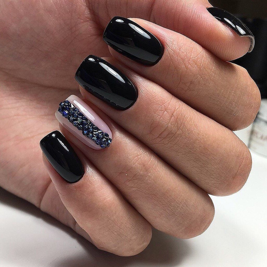 Маникюр на короткие ногти черного цвета с дизайном фото