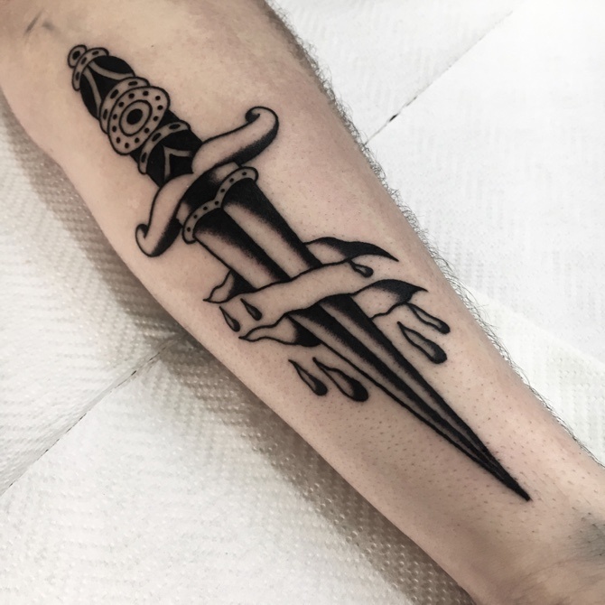 Татуировка кинжал на руке