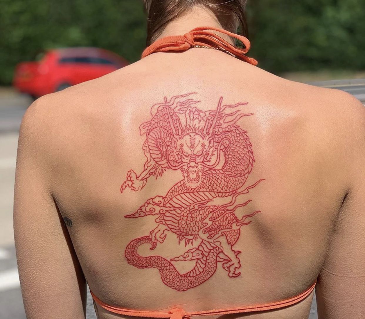 Красная поясница. Тату на спине. Красный дракон тату. Тату на спине для девушек. Тату дракон на спине.