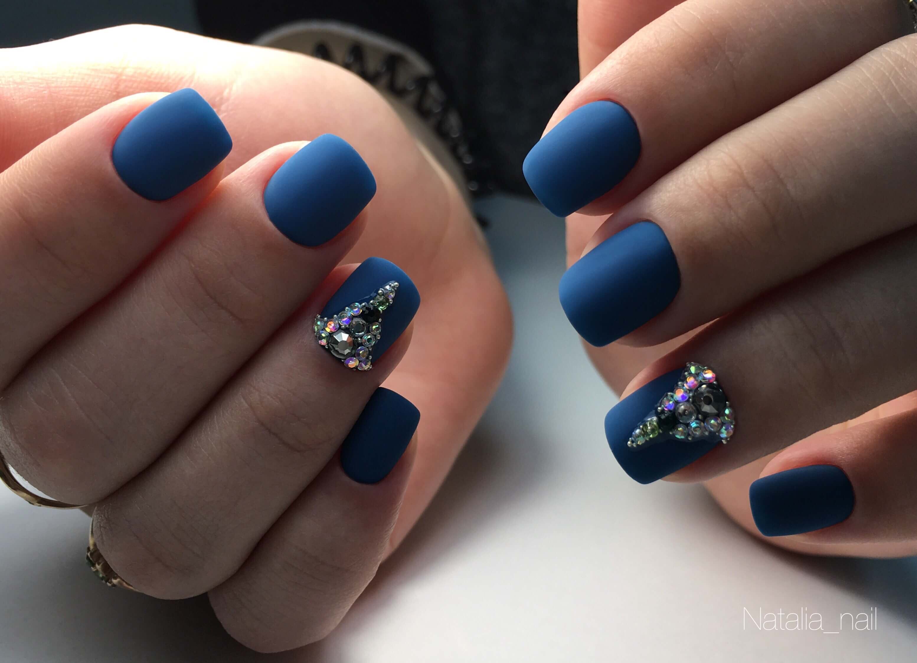 Дизайн ногтей синий короткие ногти. Синий маникюр. Синий матовый маникюр. Синие ногти маникюр. Синие короткие ногти.