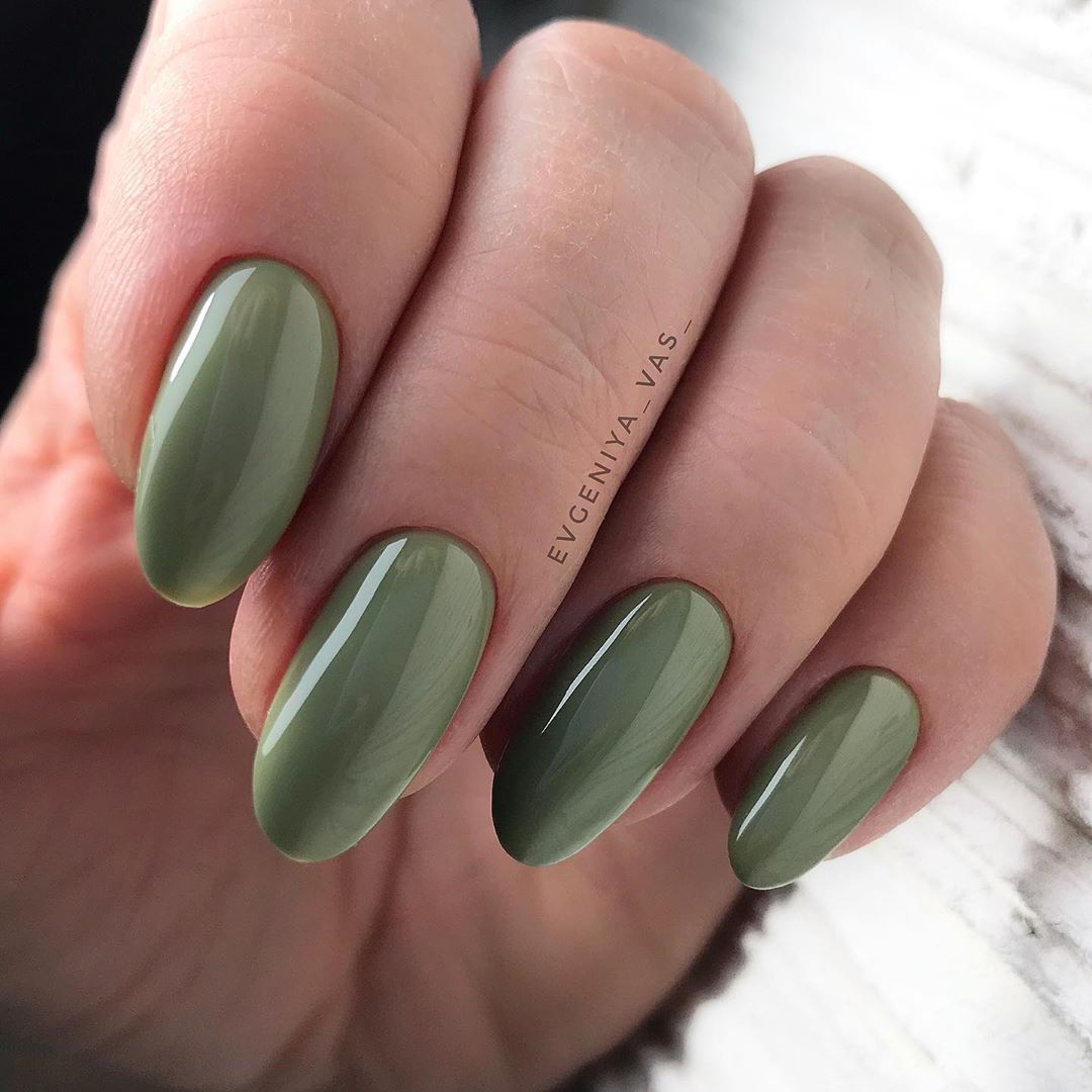 Зеленые ногти однотонные