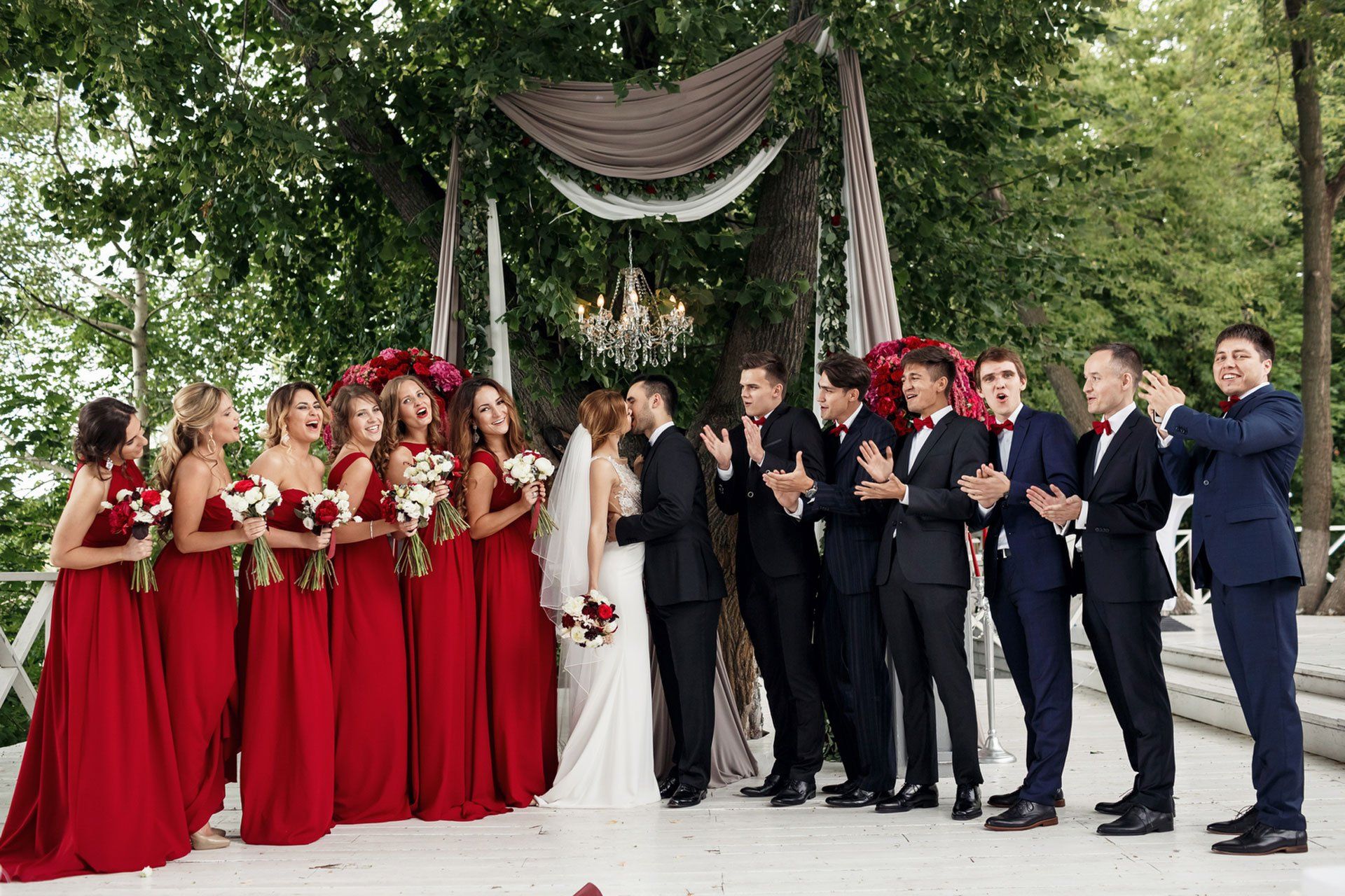 Цвет свадьбы фото. Свадьба в цвете марсала 2021. Тематическая свадьба. Свадьба в Красном стиле. Гости на свадьбе одежда.
