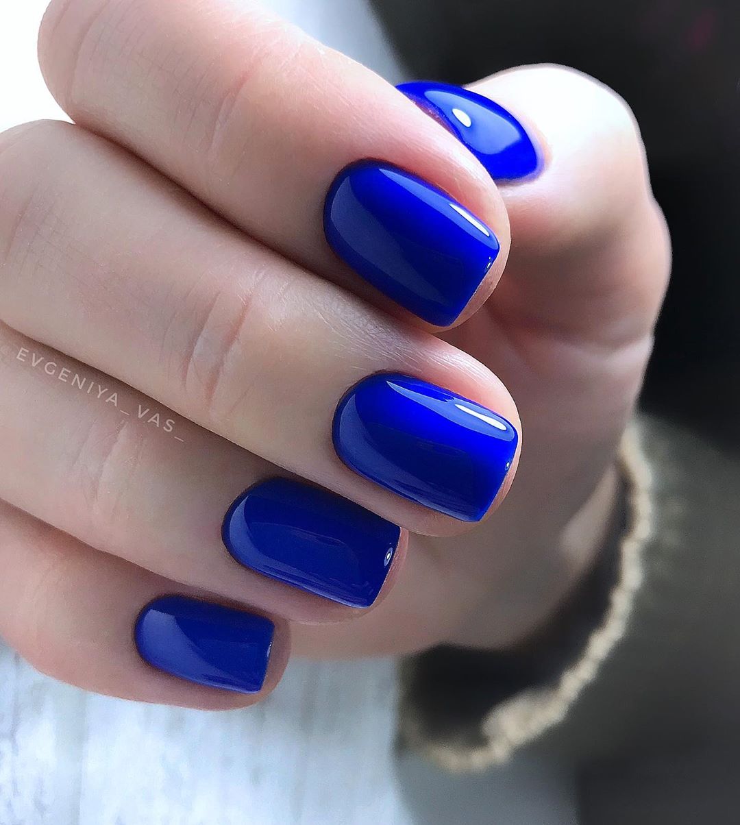 Дизайн ногтей синий короткие ногти. Синий маникюр. Синий маникюр 2021. Маникюр синего цвета. Яркие синие ногти.