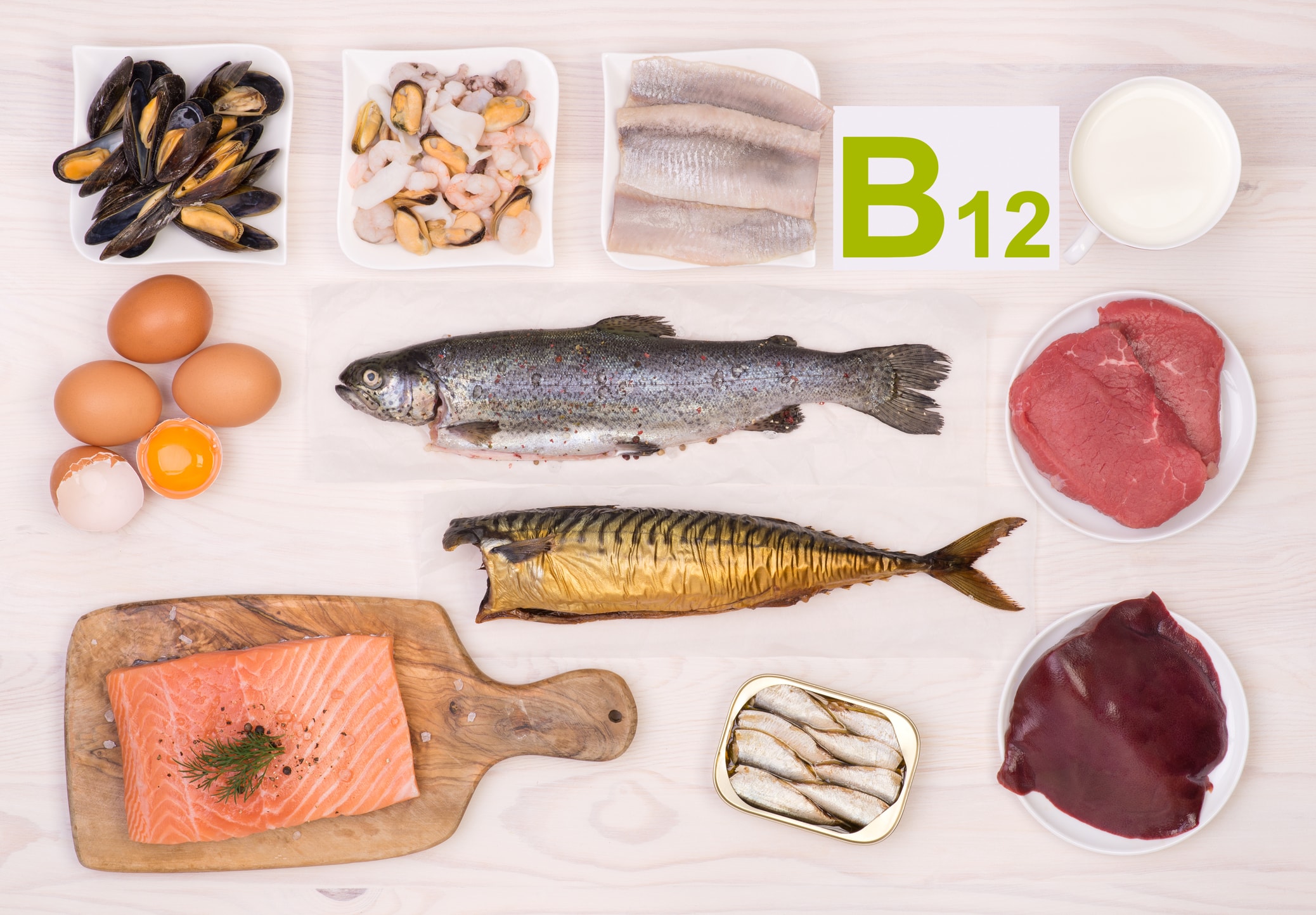 Б 12 от чего помогает. Витамин b12 источники витамина. Источник цианокобаламин витамин в12. Витамин б12 источники витамина. Витамин д и витамин б12.